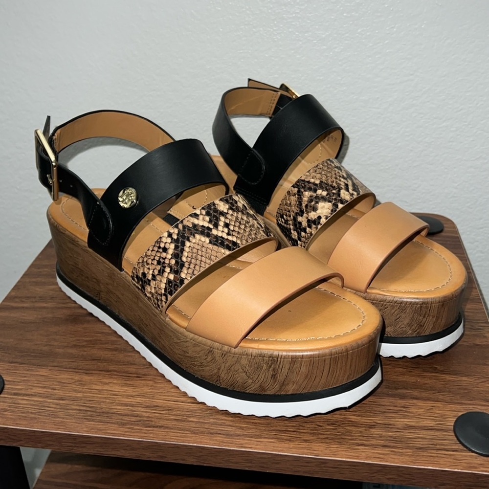 Tommy Hilfiger platform sandals size 8M in women’s